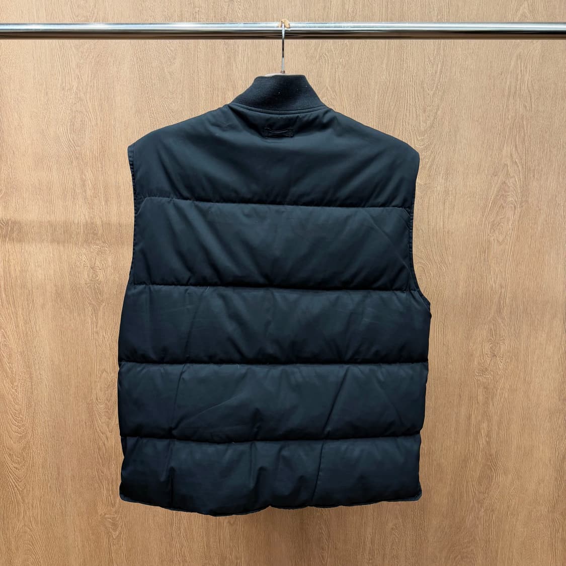 입생로랑 리버시블 패딩 베스트 솔리드 블랙 체크 패턴 로고 디테일 블랙 상품이미지5