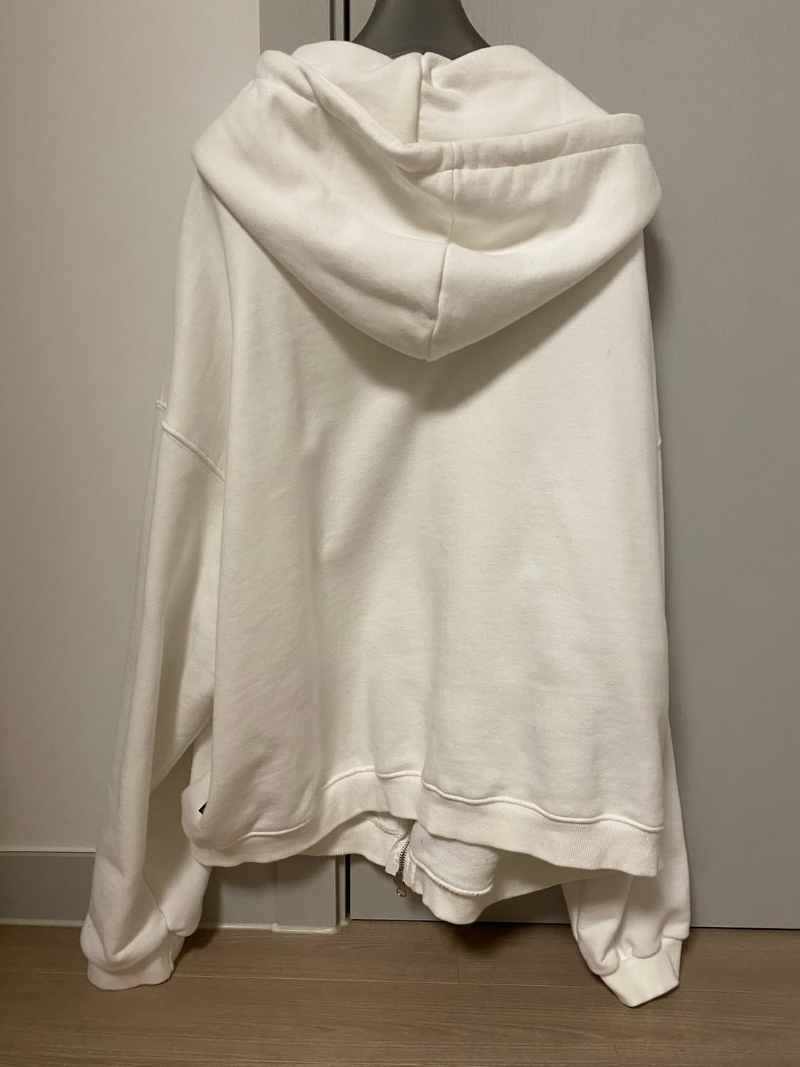 (아일릿 민주 착용) Spread Hood Zip-up [White] 상품이미지6
