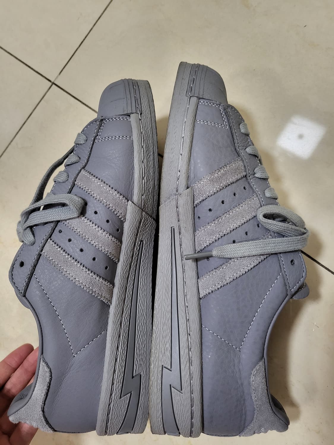 아디다스 x 네이버후드 슈퍼스타 그레이 화이트 275 상품이미지5