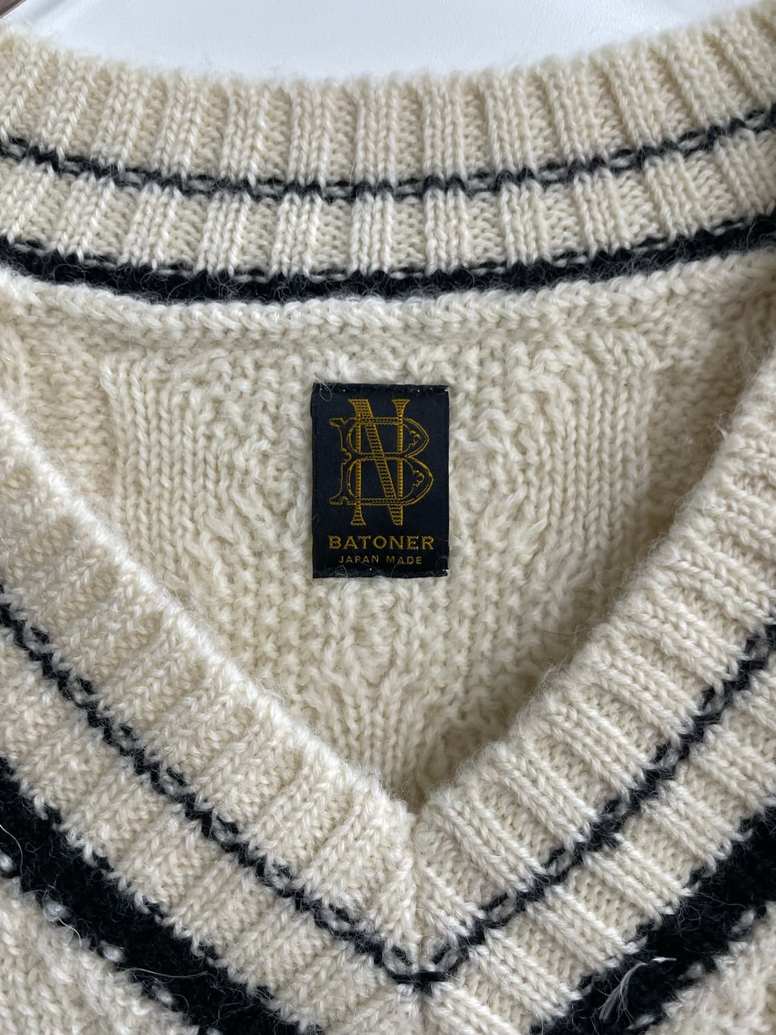 BATONER 크리켓 브이넥 케이블 니트 아이보리 상품이미지3