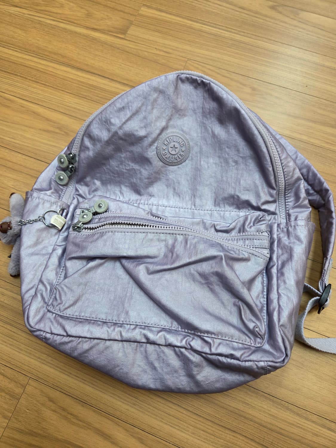 키플링 라벤더 색상 백팩입니다. 재질은 폴리아미드라서 가볍고 튼튼합니다. 상품이미지1