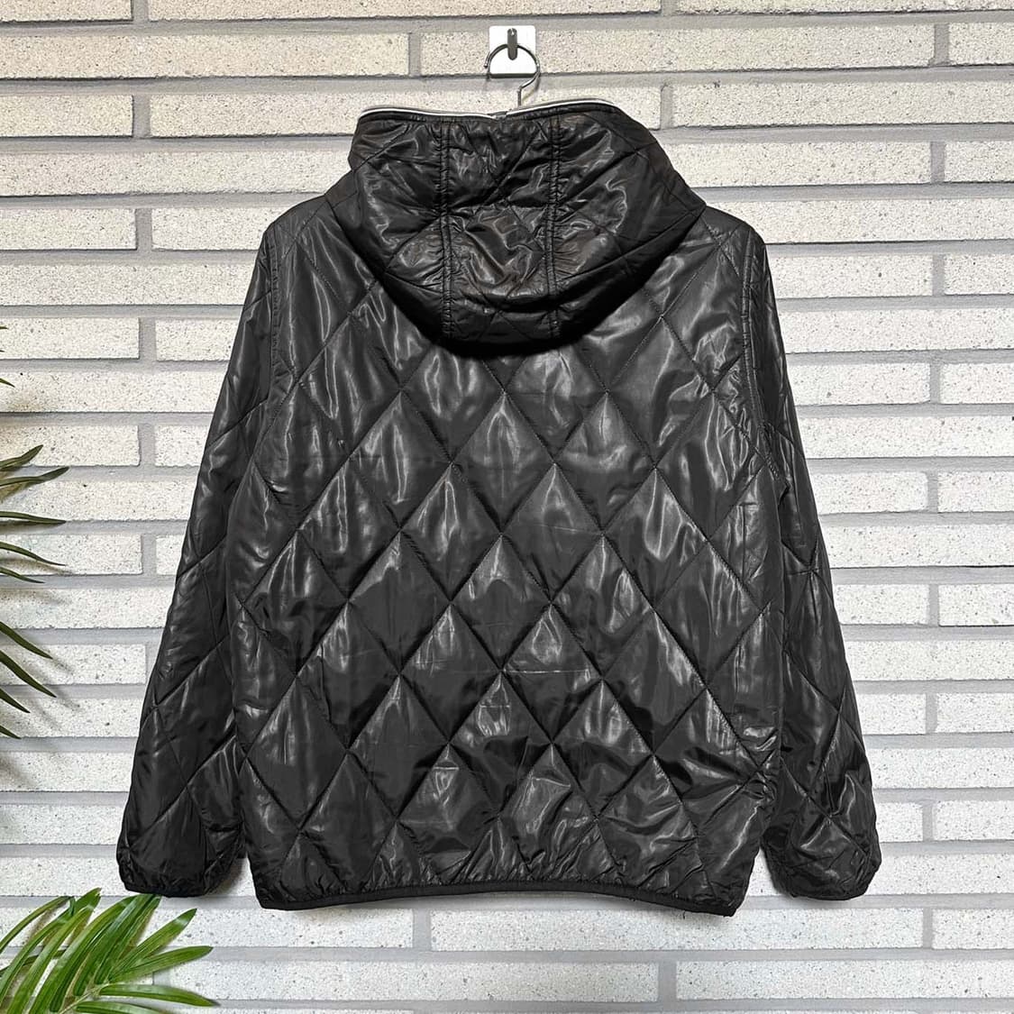 컨버스 후드 퀼팅 경량패딩 유광 체크안감 풀집업 투포켓 디테일 블랙 상품이미지2