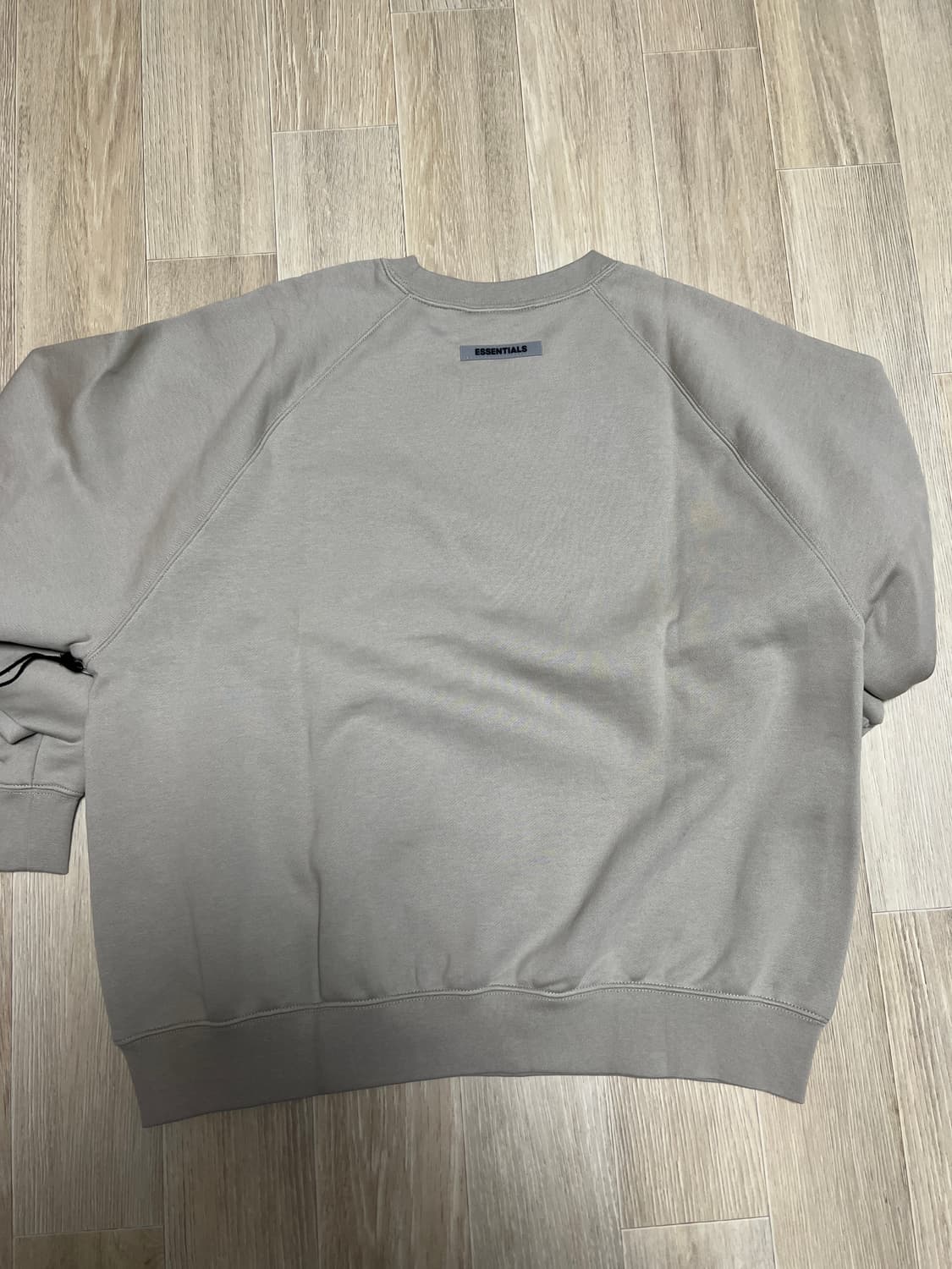 [새상품]20fw 피오갓 에센셜 맨투맨 타우페 실리콘 아플리케 상품이미지2