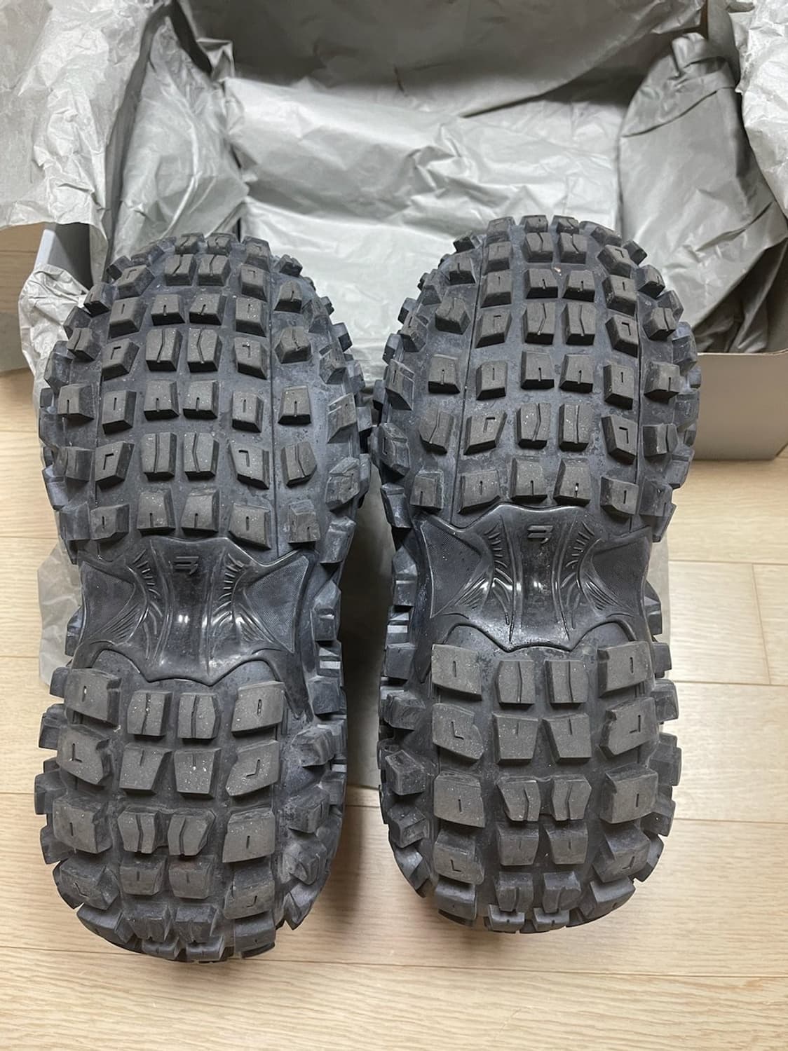 발렌시아가 디펜더 43 블랙 상품이미지4