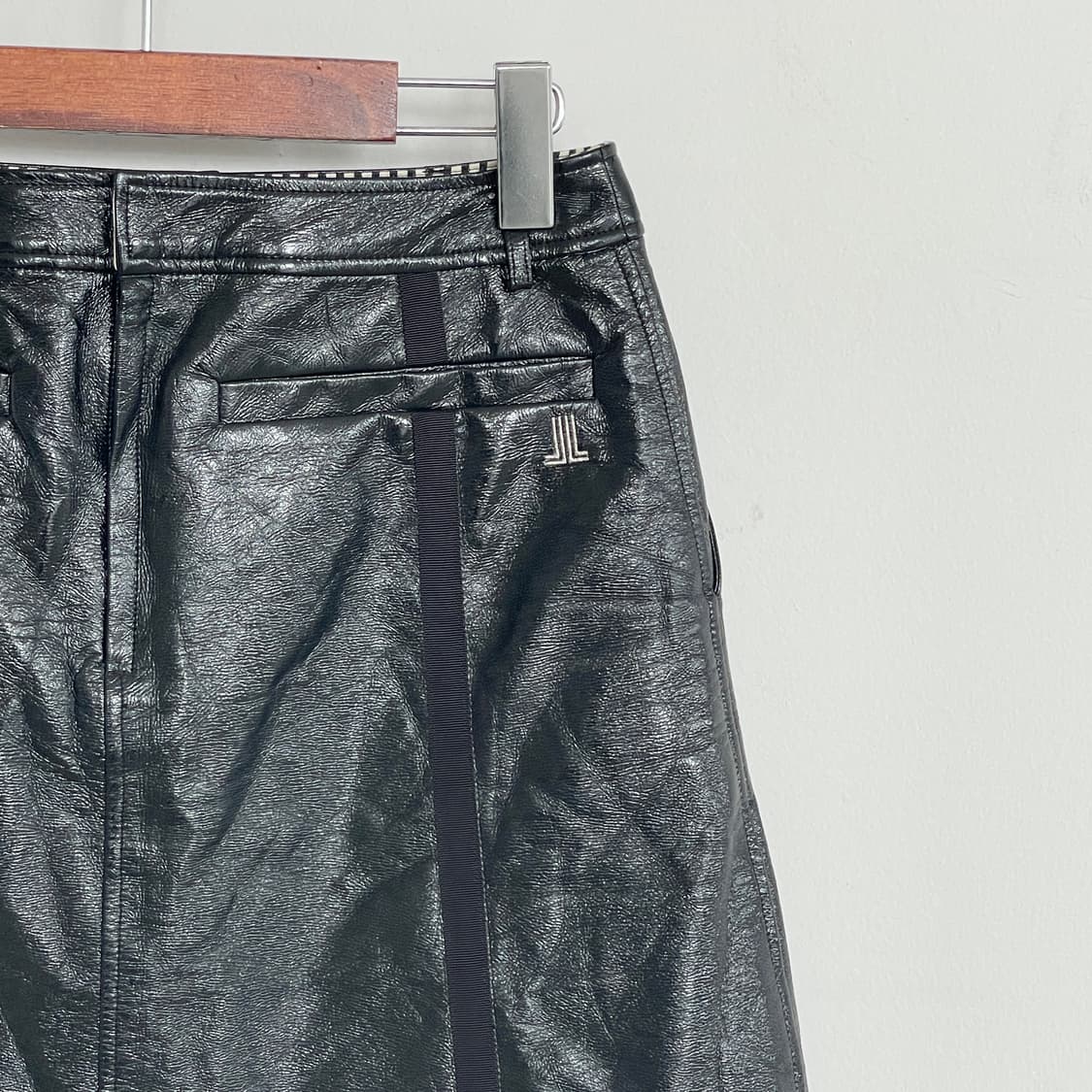 랑방 블랙 레자 미니 스커트 상품이미지5