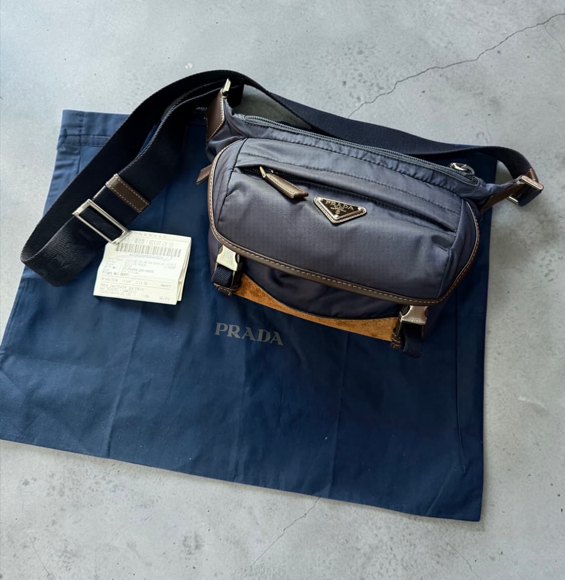 프라다 2026시즌 리나일론 스웨이드 숄더백 상품이미지3