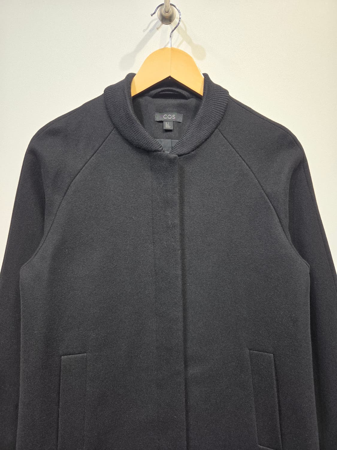 COS 코스 울 캐시미어 블렌드 봄버 넥 코트 상품이미지3