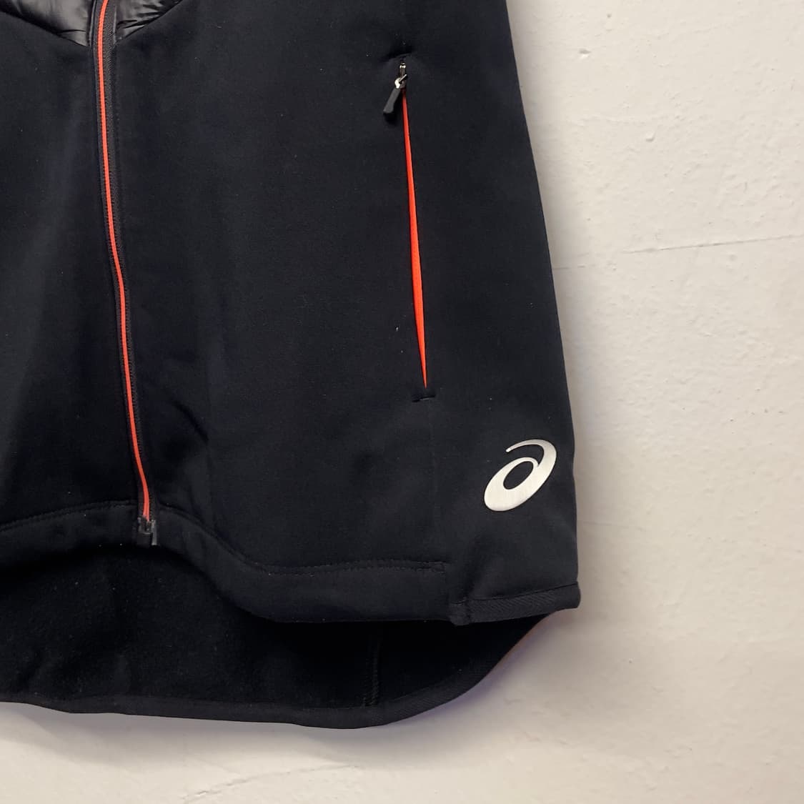 아식스 (우먼) 러닝 패딩 블랙 베스트  사이즈 - S (Women)   상품이미지3