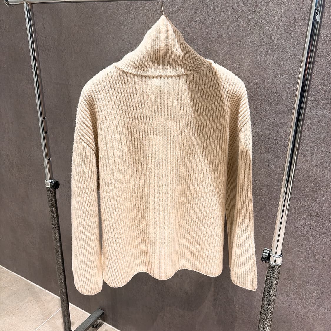 (정품/새상품) 토템 여성 랩 넥 울 니트 상품이미지3