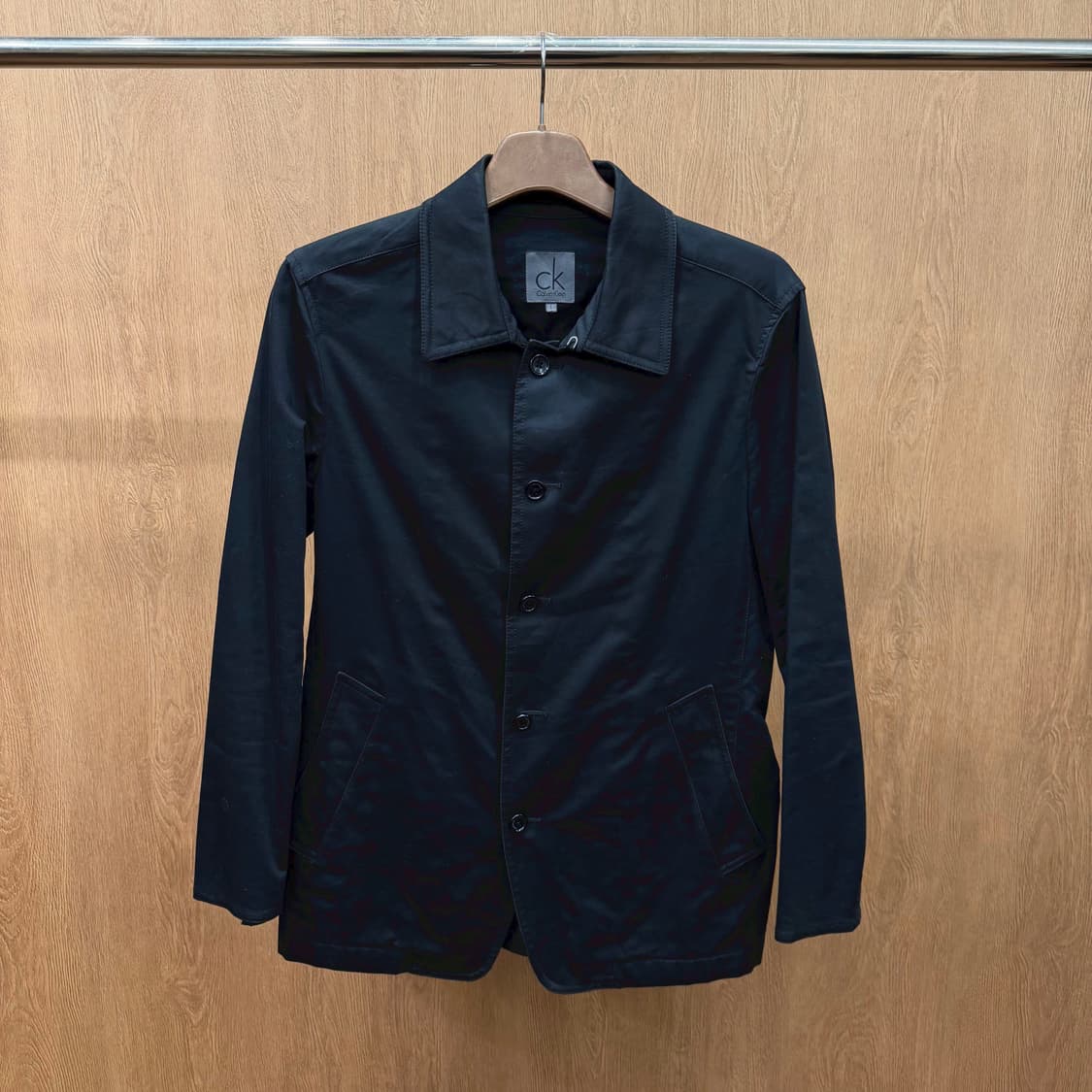 캘빈클라인 미니멀 베이직 카라 자켓 싱글 버튼 사선 포켓 디테일 블랙 상품이미지2