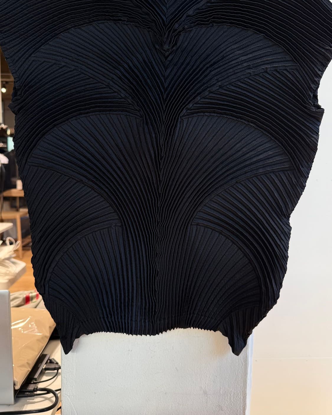 이세이미야케 블랙 링컬 슬리브리스  상품이미지6