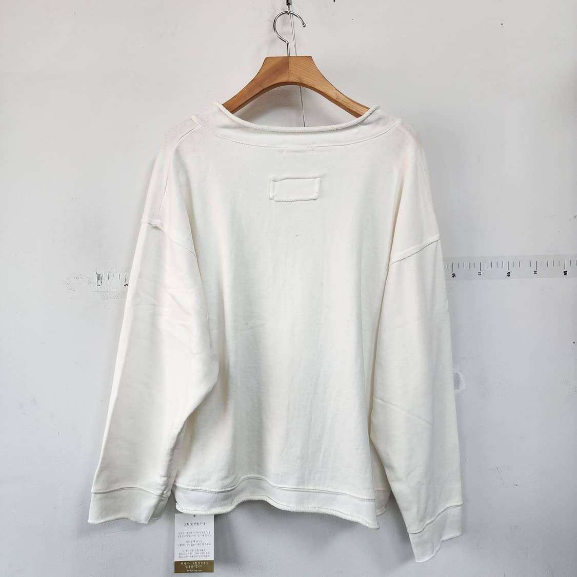 JULL LOG 흰색 브이넥 맨투맨 상품이미지5