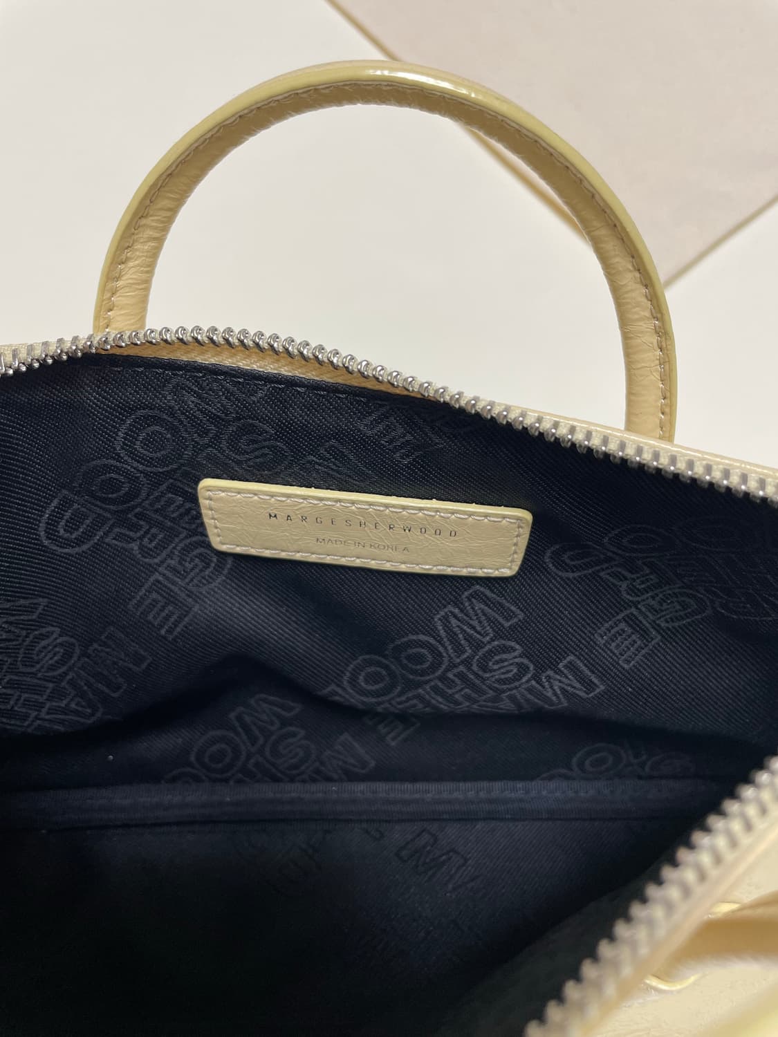 마지셔우드 지퍼 스몰 버터 크링클 상품이미지7