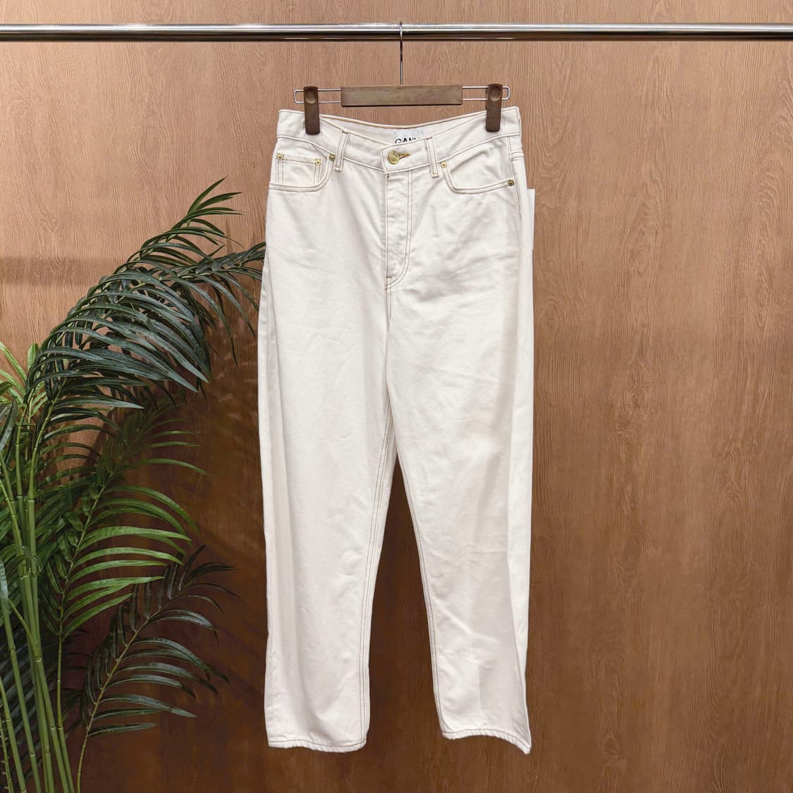 가니 데님 팬츠 백 포켓 로고 라벨 옐로우 스티치 포인트 디테일 화이트 상품이미지1