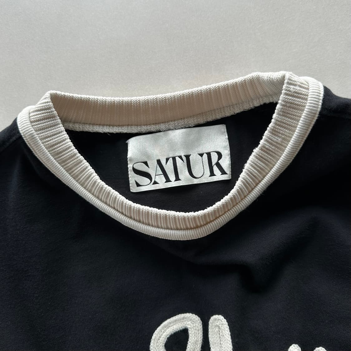 [L]SATUR 자수 보야지 반팔 티셔츠 클래식 블랙 상품이미지9