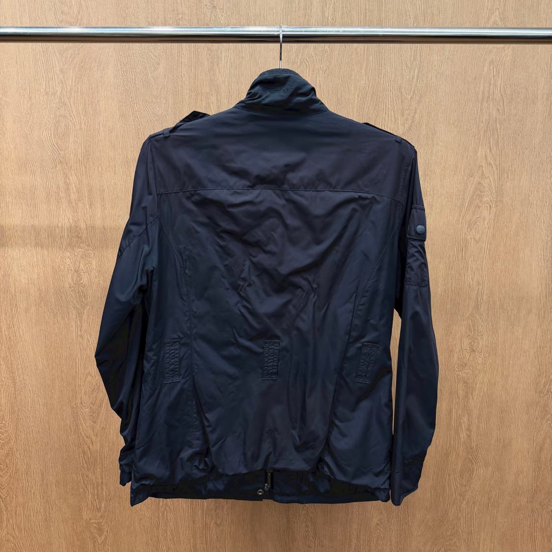 바버 필드 자켓 멀티 포켓 에폴렛 스탠드 카라 디테일 네이비 상품이미지3
