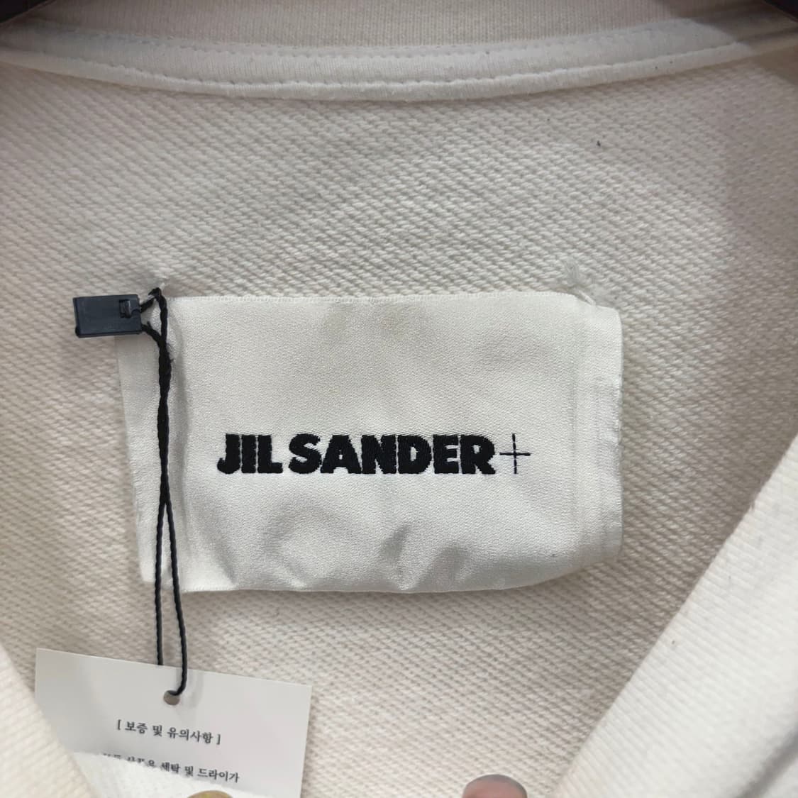 질샌더 크루넥 코튼 긴팔 맨투맨 솔리드 미니멀 로고 프린팅 디테일 화이트 상품이미지6