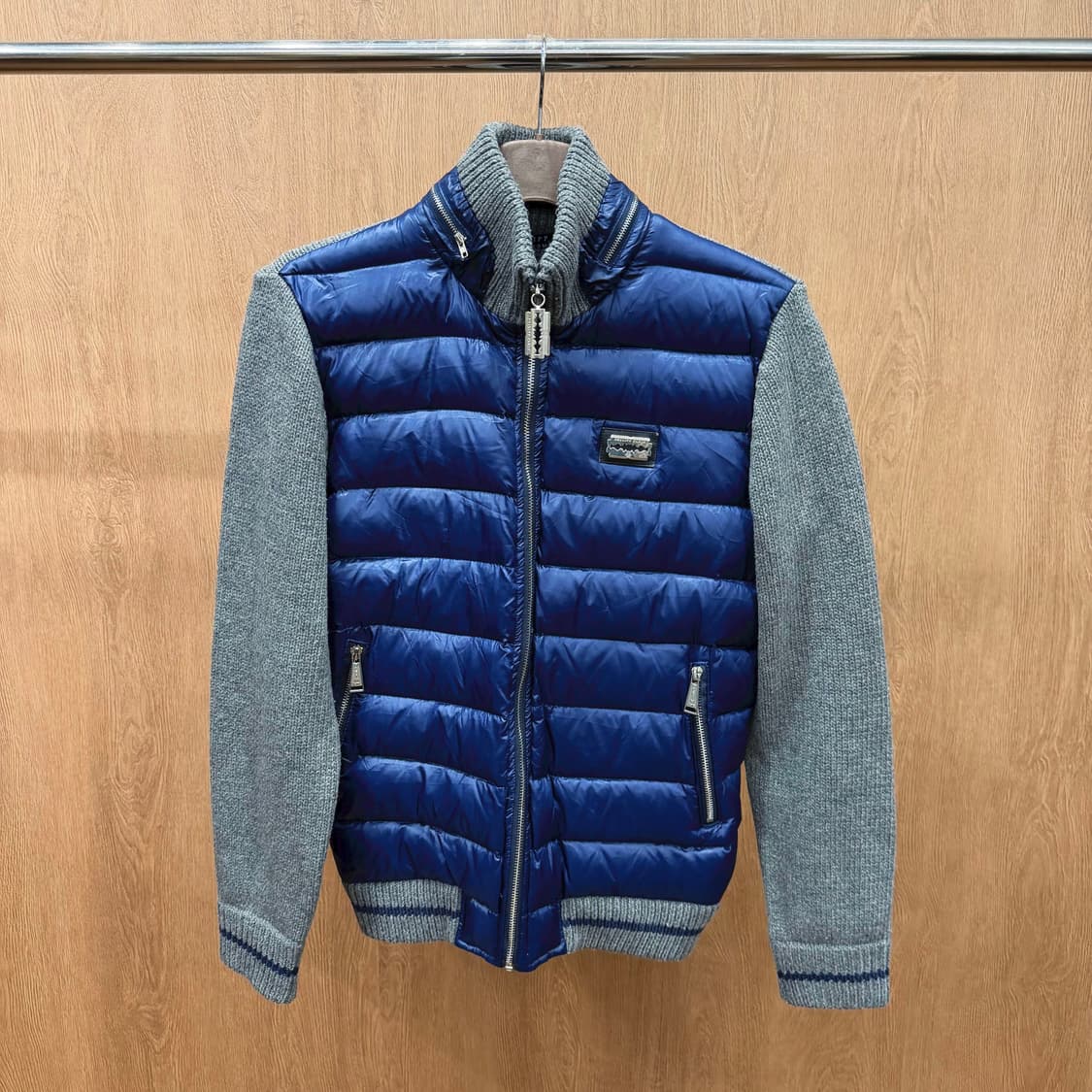 필립 플레인 옴므 패딩 점퍼 메탈 로고 플라크 자수 디테일 블루 그레이 상품이미지2