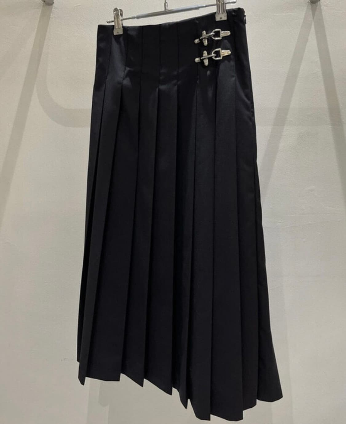 NEU ADULT 노이 어덜트 블랙 플리츠 버클 스커트 치마 상품이미지3