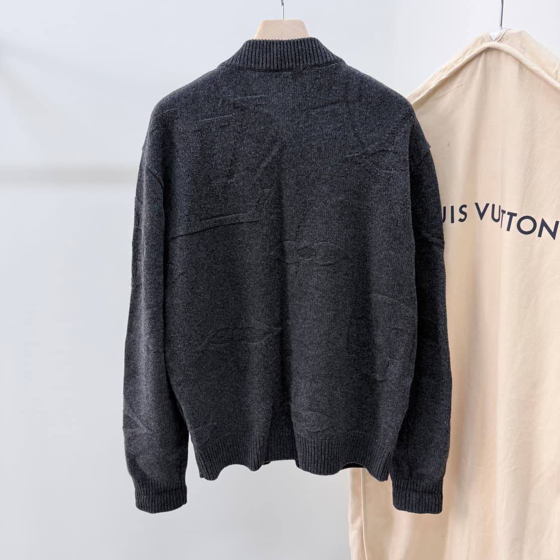 [S+급/XL] 24FW 루이비통 모노그램 울 하프넥 반집업 니트 상품이미지5