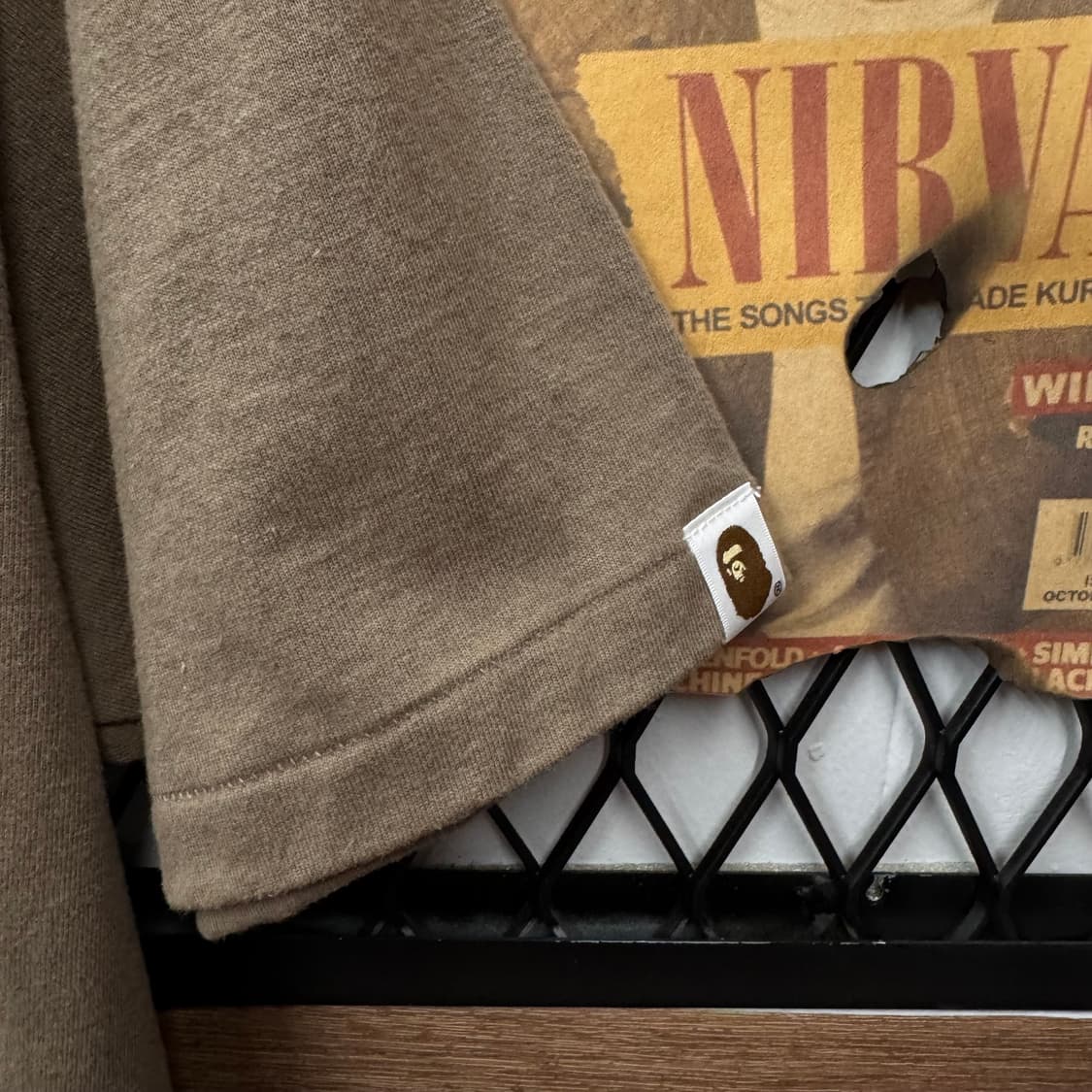 베이프 반팔 티셔츠 전면 클래식 고릴라 로고 디테일 카키베이지 상품이미지6