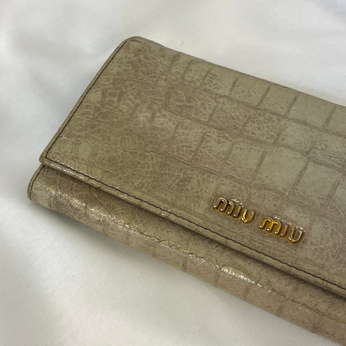 미우미우 엘리게이터 패턴 코팅 레더 장지갑 상품이미지3