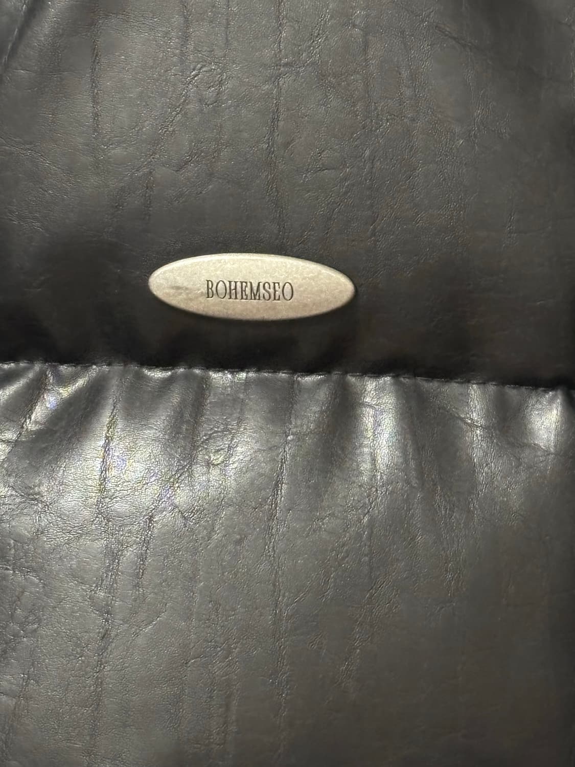 보헴서 보헤미안서울 레더 덕다운 메탈로고 패딩 상품이미지3