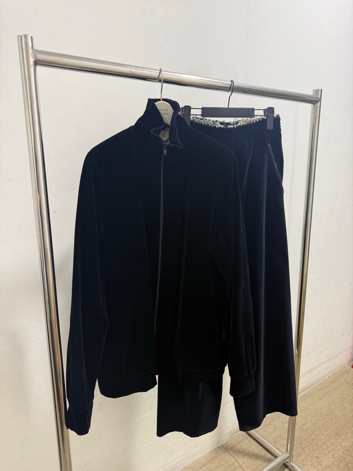 카미엘 포트젠스 벨벳 셋업 [개별구매 가능] 상품이미지1