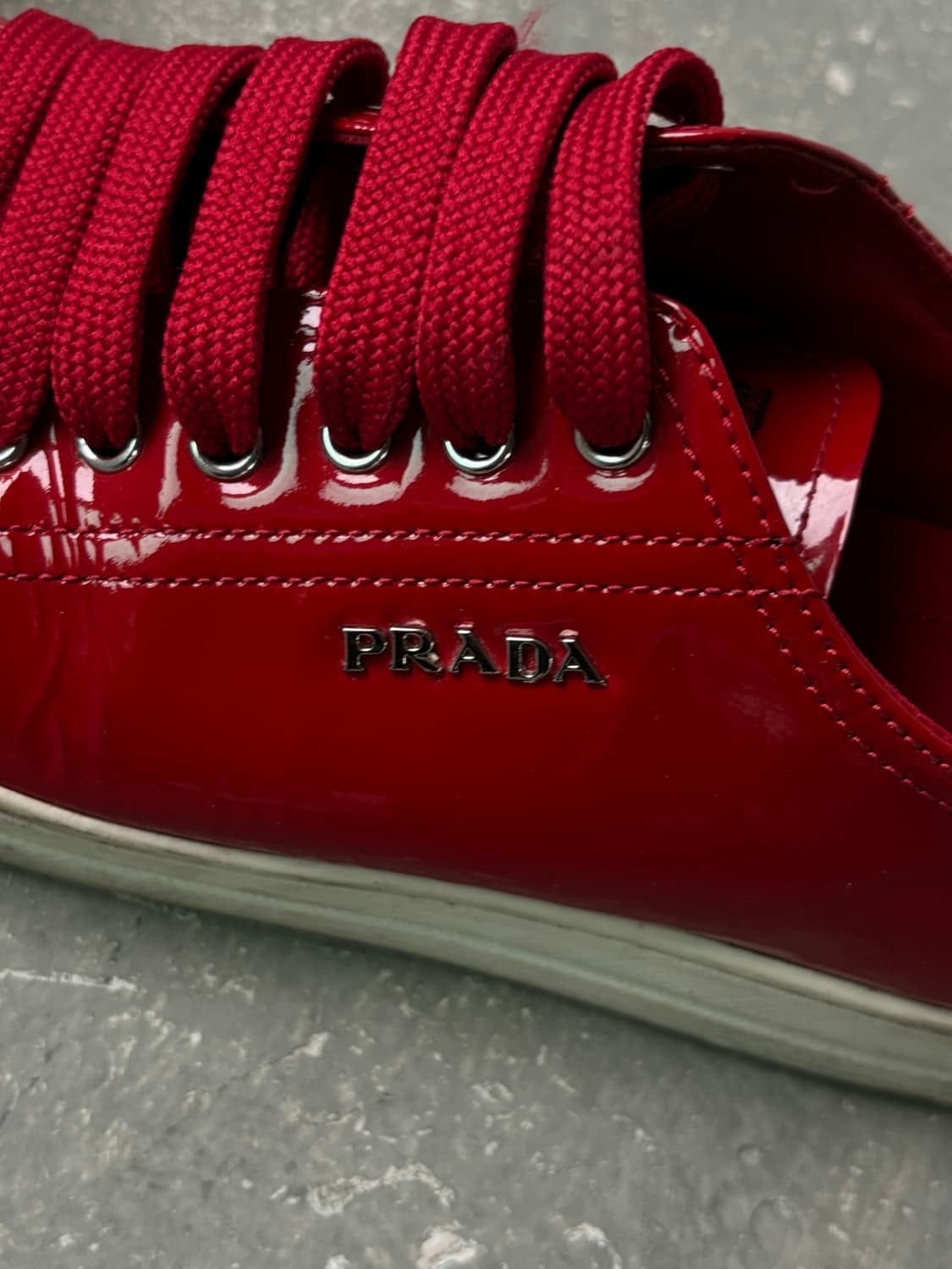 프라다 레드 에나멜 스니커즈 상품이미지5