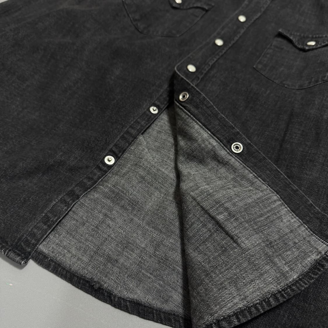 빔즈(BEAMS) 블랙컬러 워시드 웨스턴 버튼 논칼라 데님 셔츠 상품이미지5