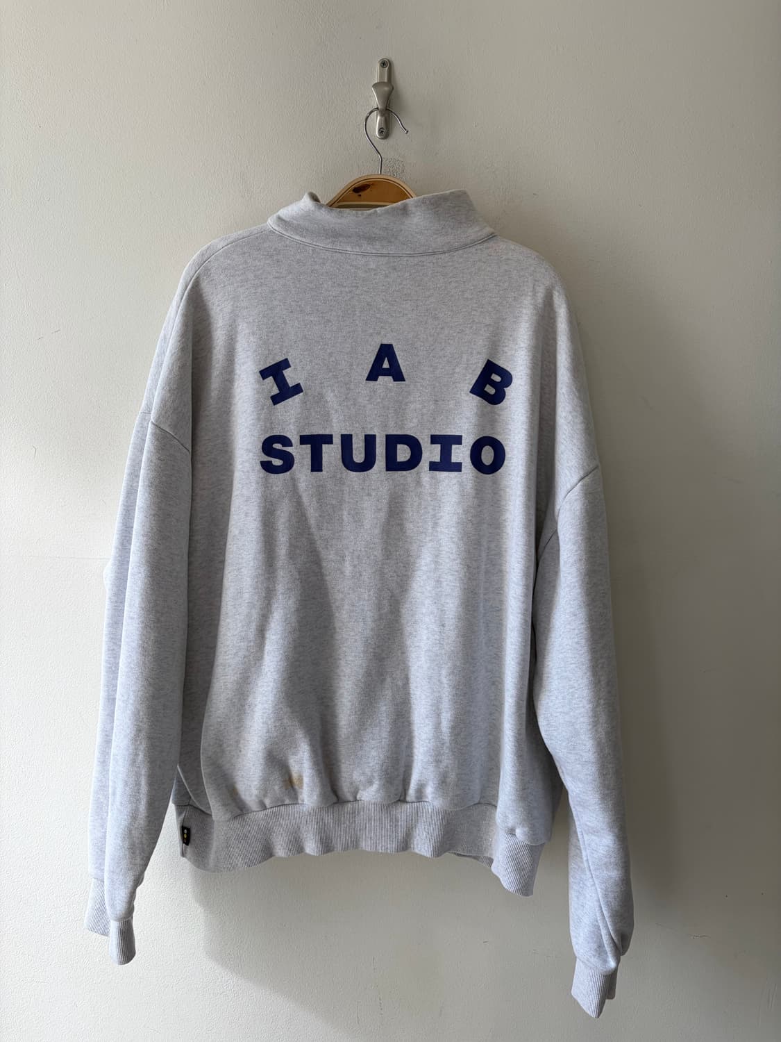 아이앱 스튜디오 반집업 맨투맨 상품이미지2