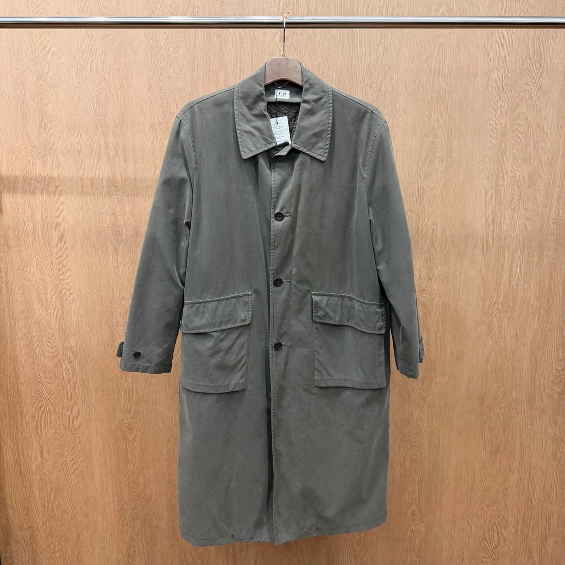 C.P. 컴퍼니 싱글 브레스티드 코트 퀄팅 안감 플랩 포켓 디테일 브라운 상품이미지2