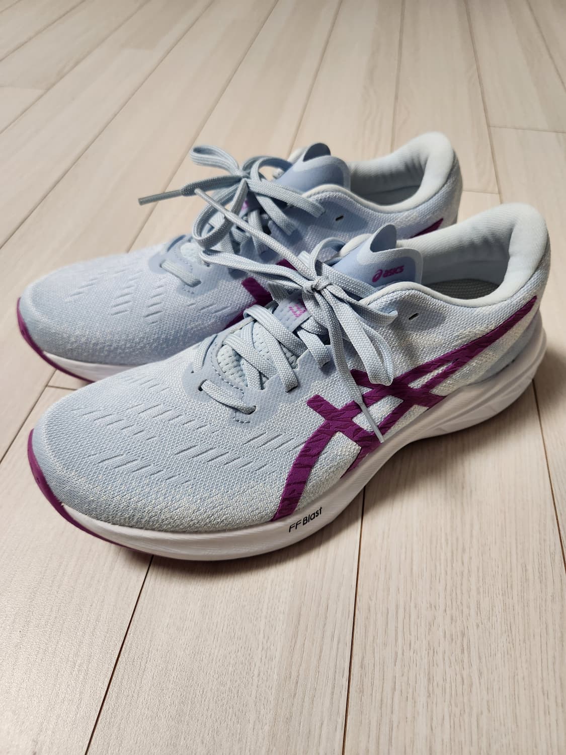 새상품급)아식스 운동화 우먼 다이나블라스트3 러닝화 사이즈250

여성용 상품이미지1