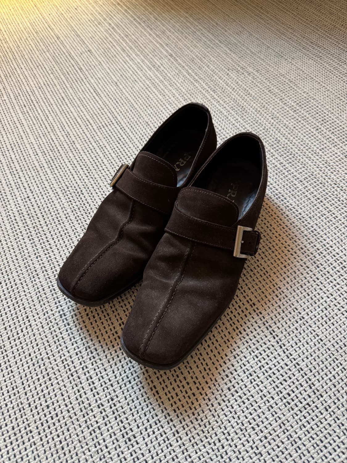 프라다 버클 스웨이드 로퍼 상품이미지1