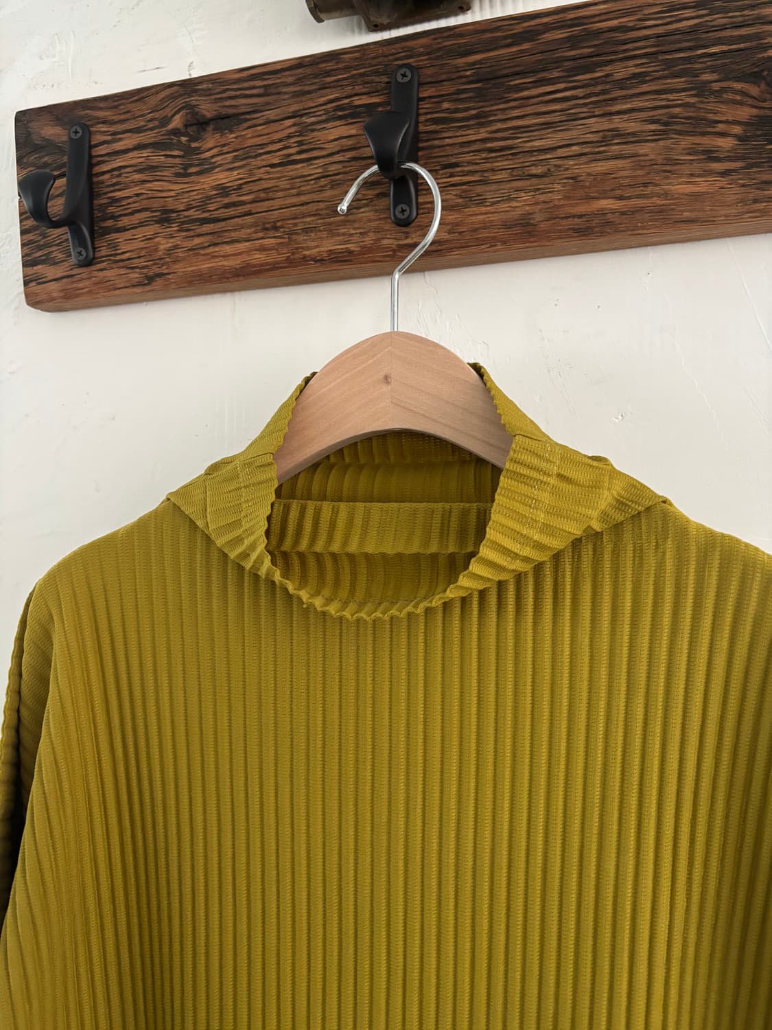 이세이미야케 옴므플리셰 플리츠 하이넥 컷소우 올리브 롱슬리브 상품이미지7