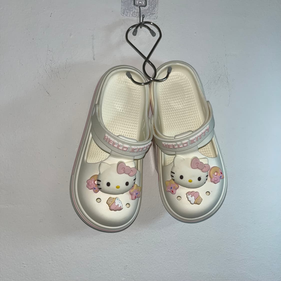 Hello Kitty Crocs Sandals 상품이미지1