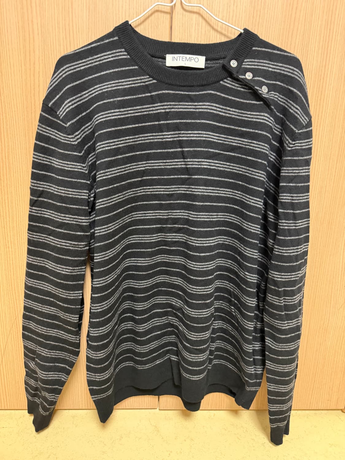 인템포무드 울 위트 버튼 스트라이프 니트 상품이미지2