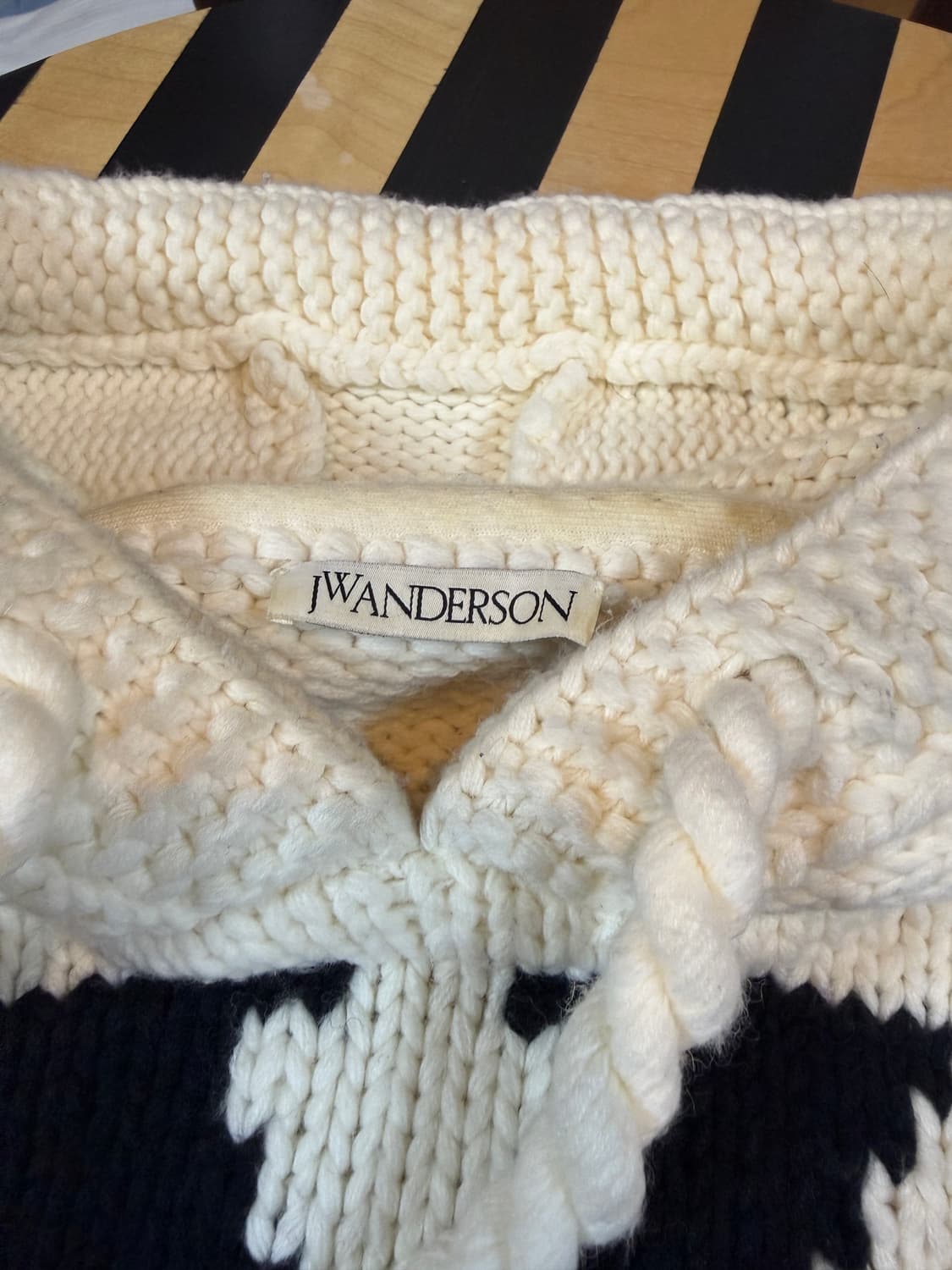 JW Anderson의 고딕 로고 청키 니트 후디 상품이미지3