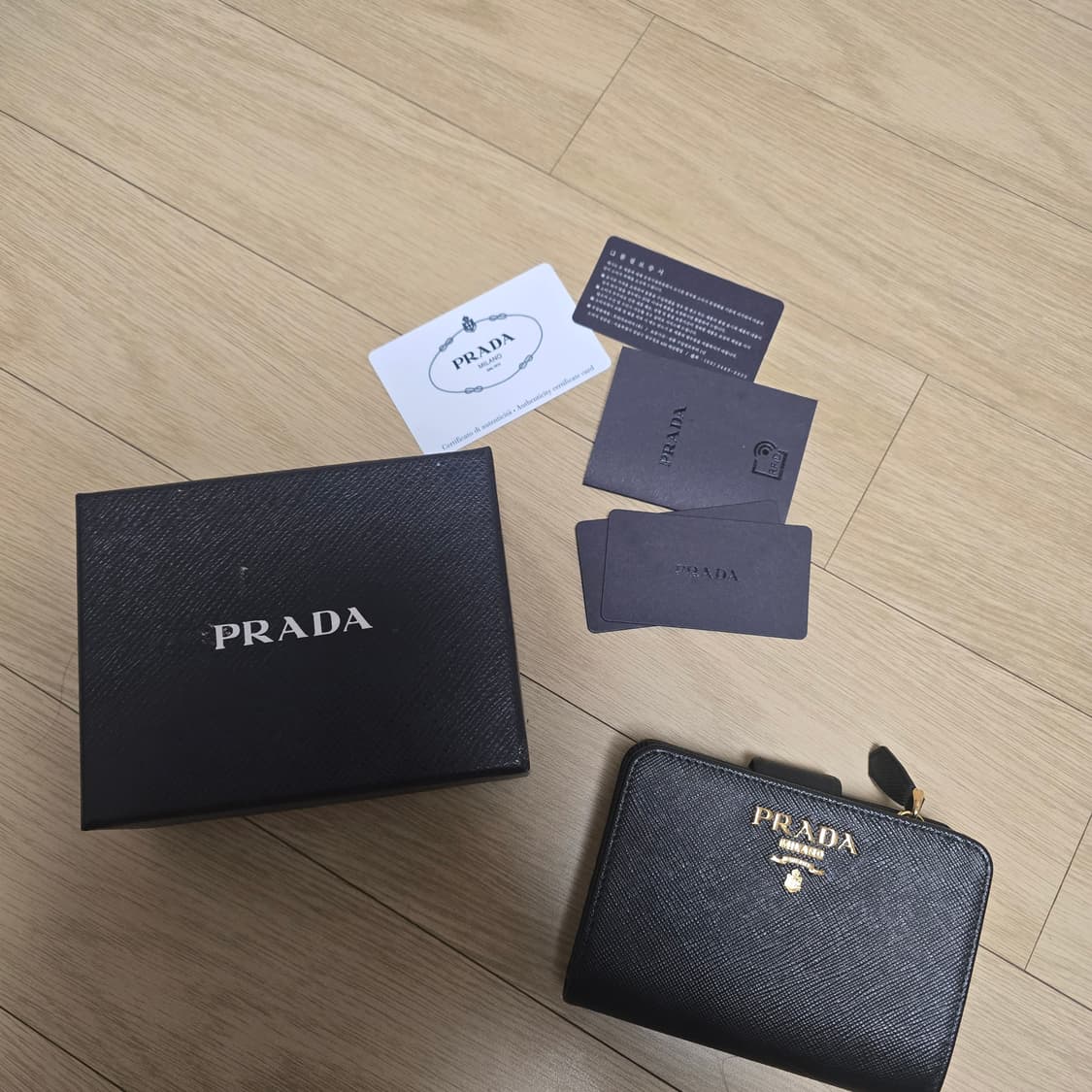 프라다 사피아노 메탈 로고 반지갑 블랙 상품이미지1