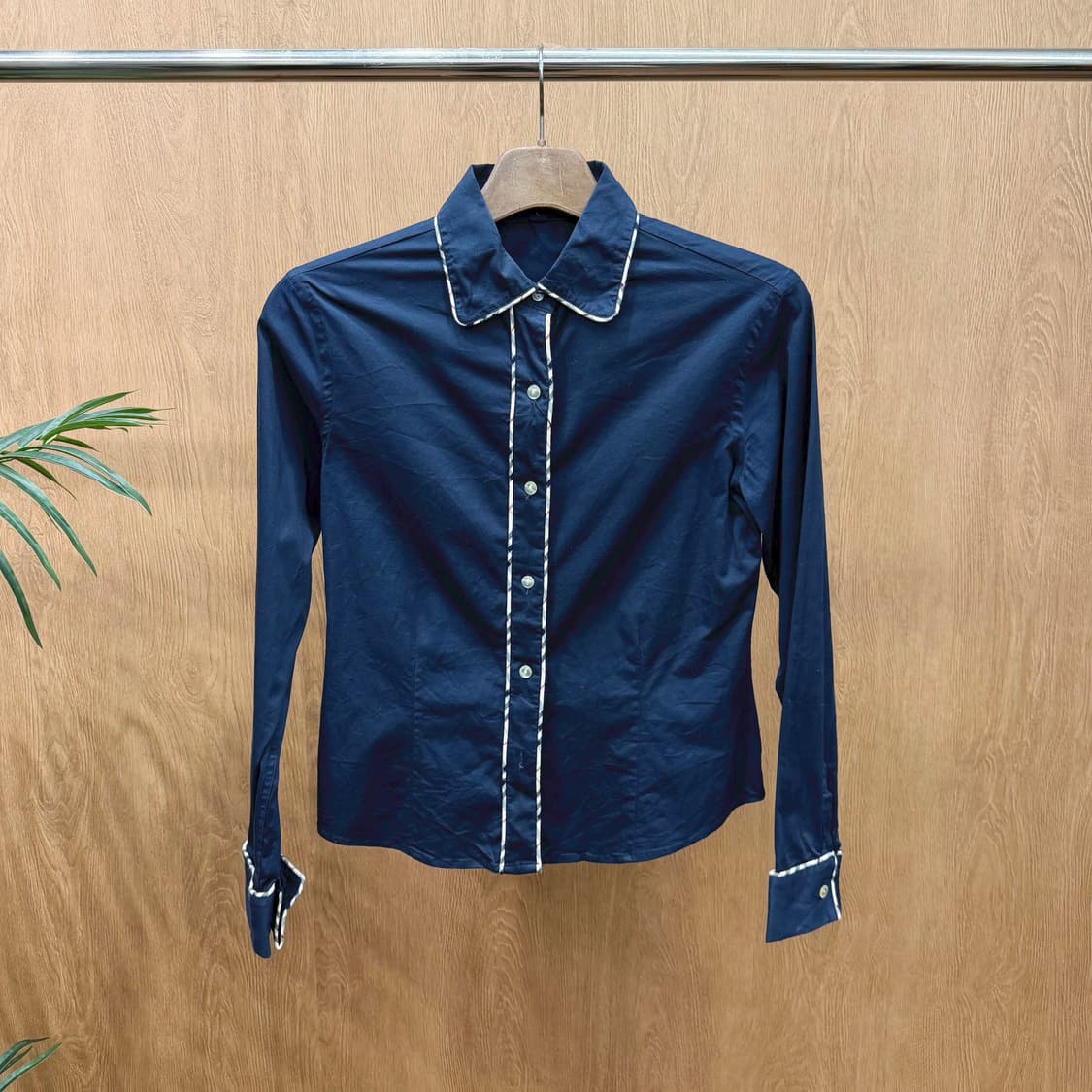 버버리 런던 코튼 셔츠 긴팔 무지 배색 라인 디테일 슬림핏 네이비 상품이미지1