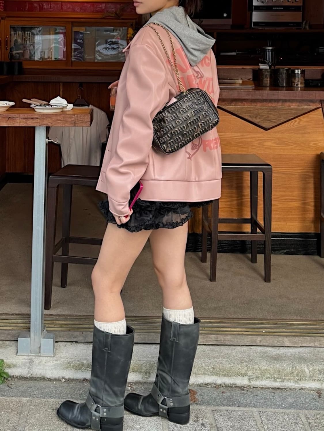 미우미우 브라운 엠보싱 로고 체인 숄더백 샌드커피 상품이미지1