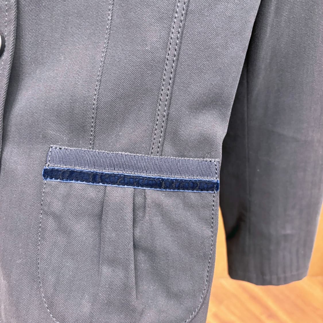 막스앤코 클래식 테일러드 카라 자켓 포켓 배색 허리 스트랩 디테일 네이비 상품이미지6