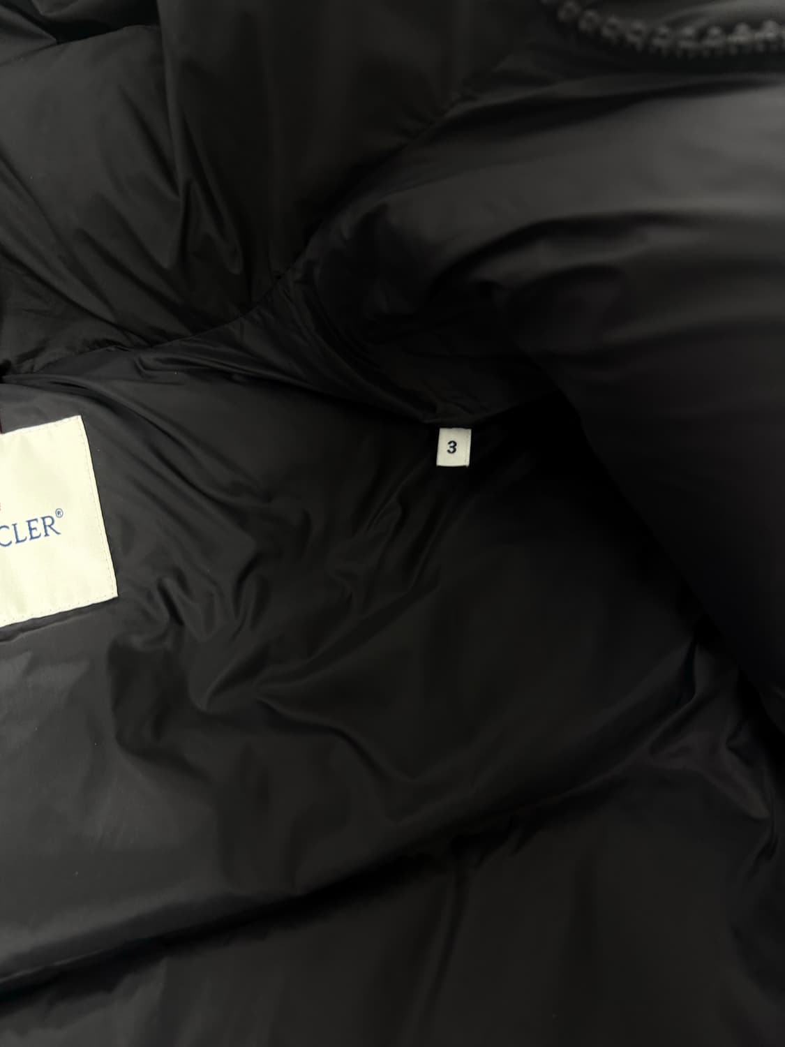 몽클레어 마야 70 후드 쇼트 다운 자켓 블랙 25fw 상품이미지8