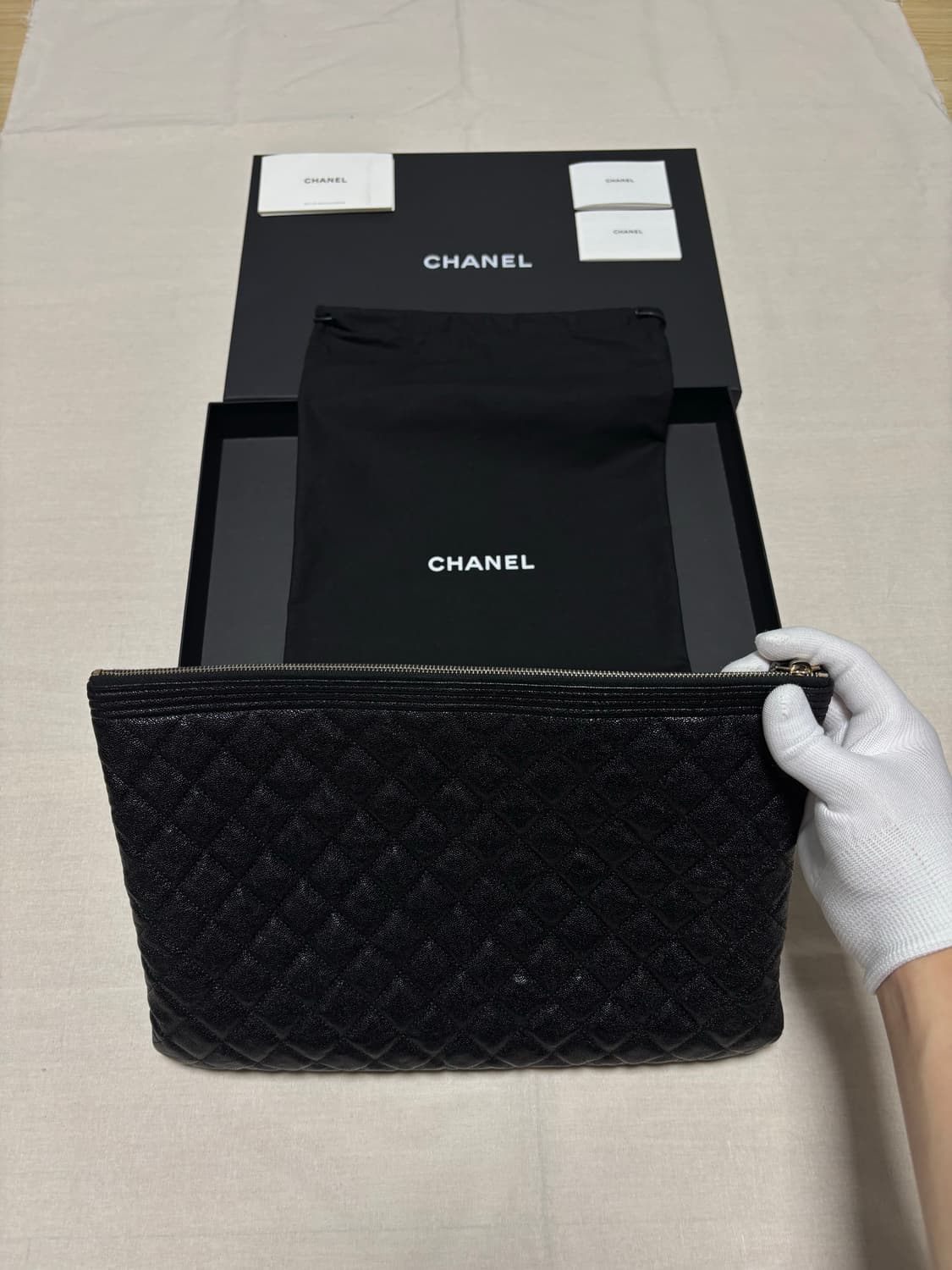 [28번대] 샤넬 보이 클러치백 금장 캐비어 라지  상품이미지3