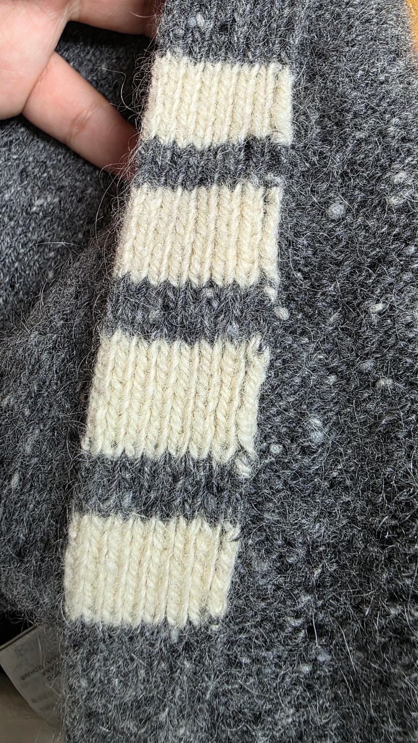 [4,새상품급]톰브라운 리버스 사선 가디건 상품이미지2