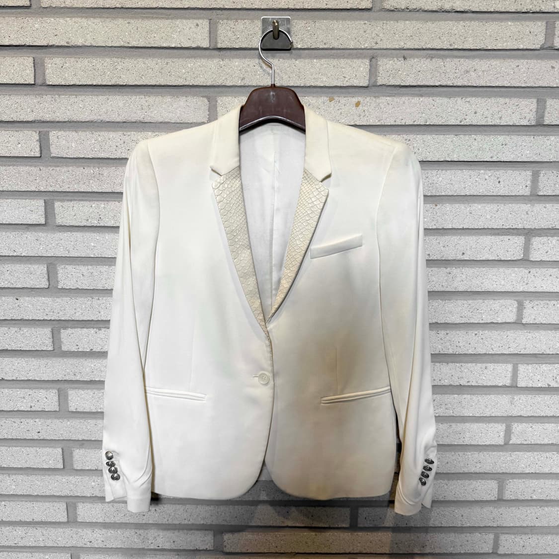 더쿠플스 블레이저 테일러드 라펠 원버튼 디테일 화이트 상품이미지1