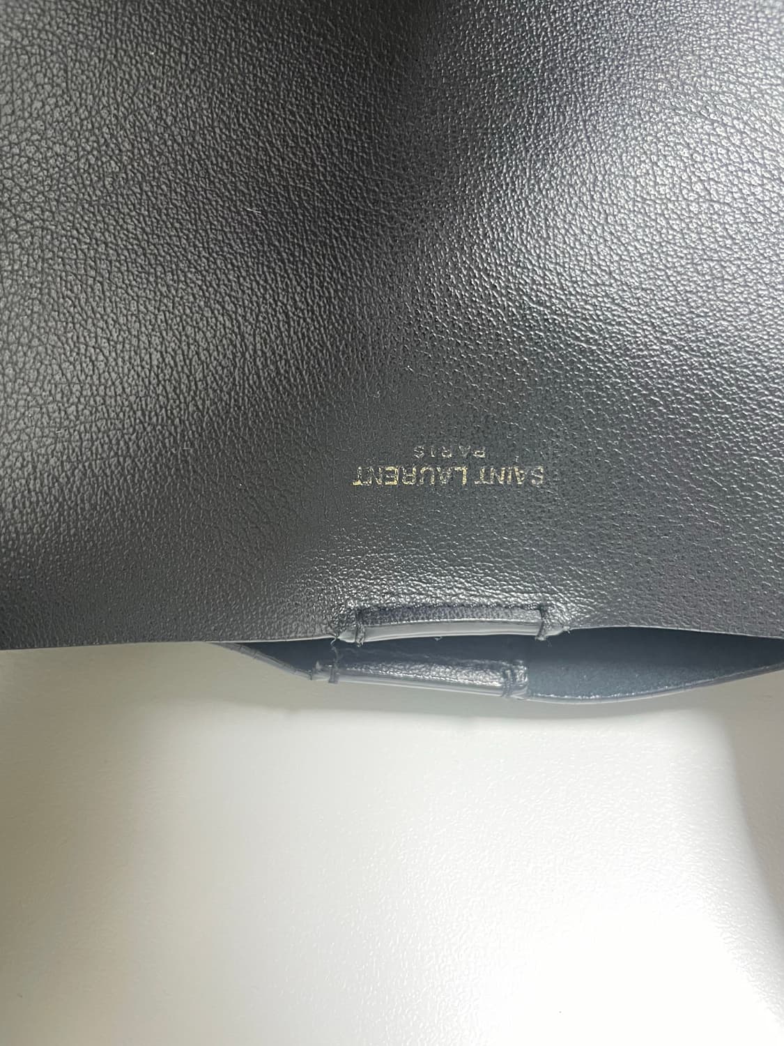 생로랑 이스트웨스트 레더 쇼퍼백 블랙(현대백화점본점구매) 상품이미지4