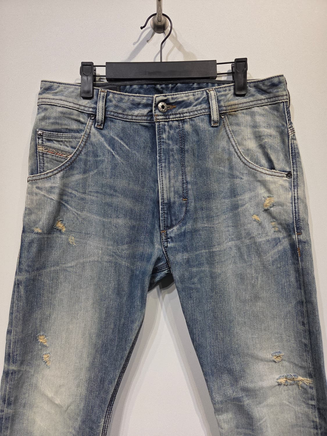 디젤 KROOLEY 레귤러 슬림 캐롯핏 데님 팬츠 상품이미지3