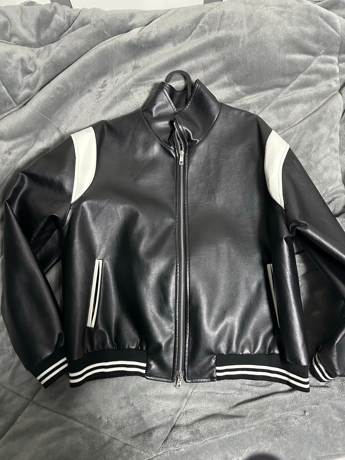 레더 하이넥 바시티자켓 상품이미지1