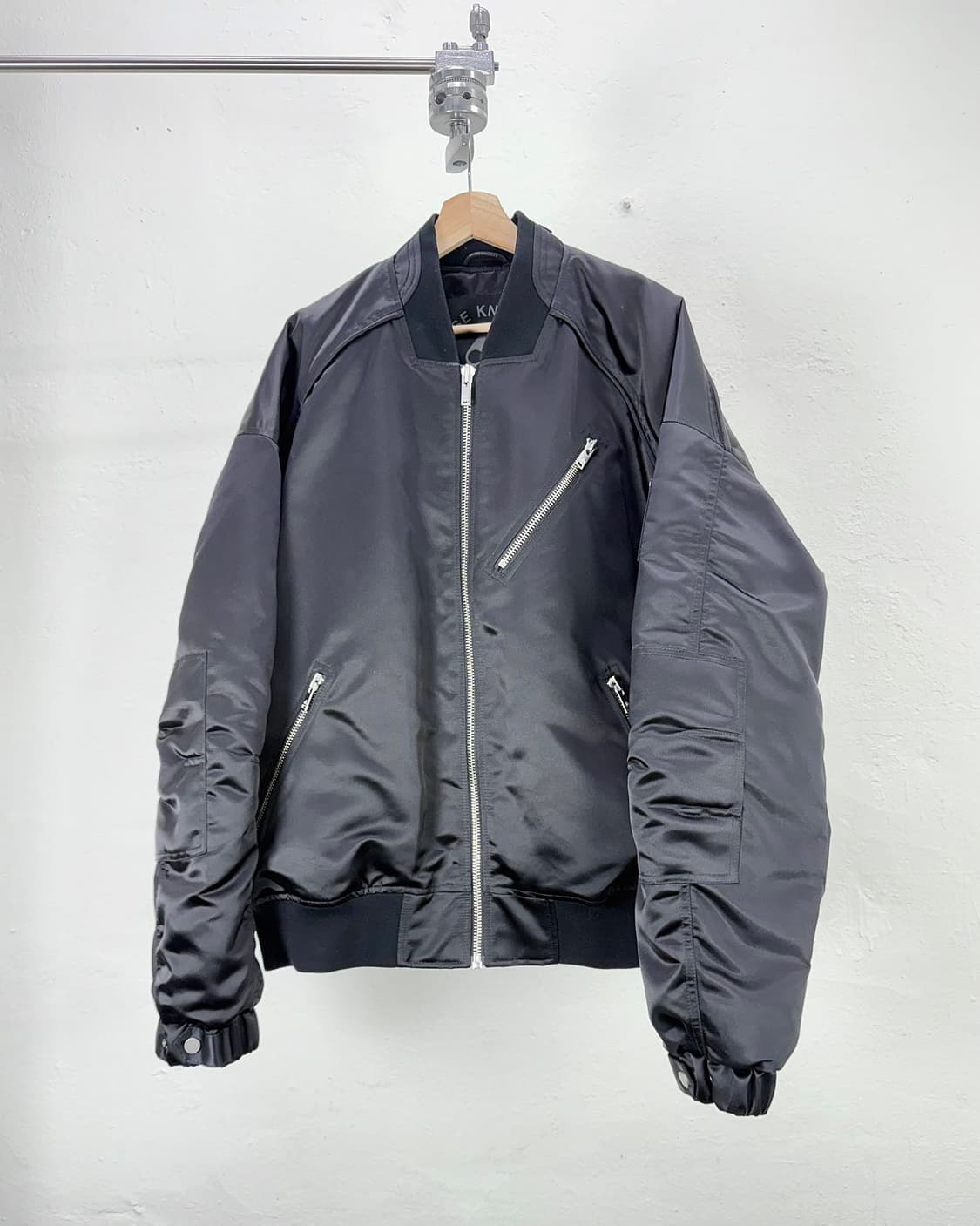 무스너클 블랙 니콜라스 퀼팅 플레이트 봄버 자켓 상품이미지1